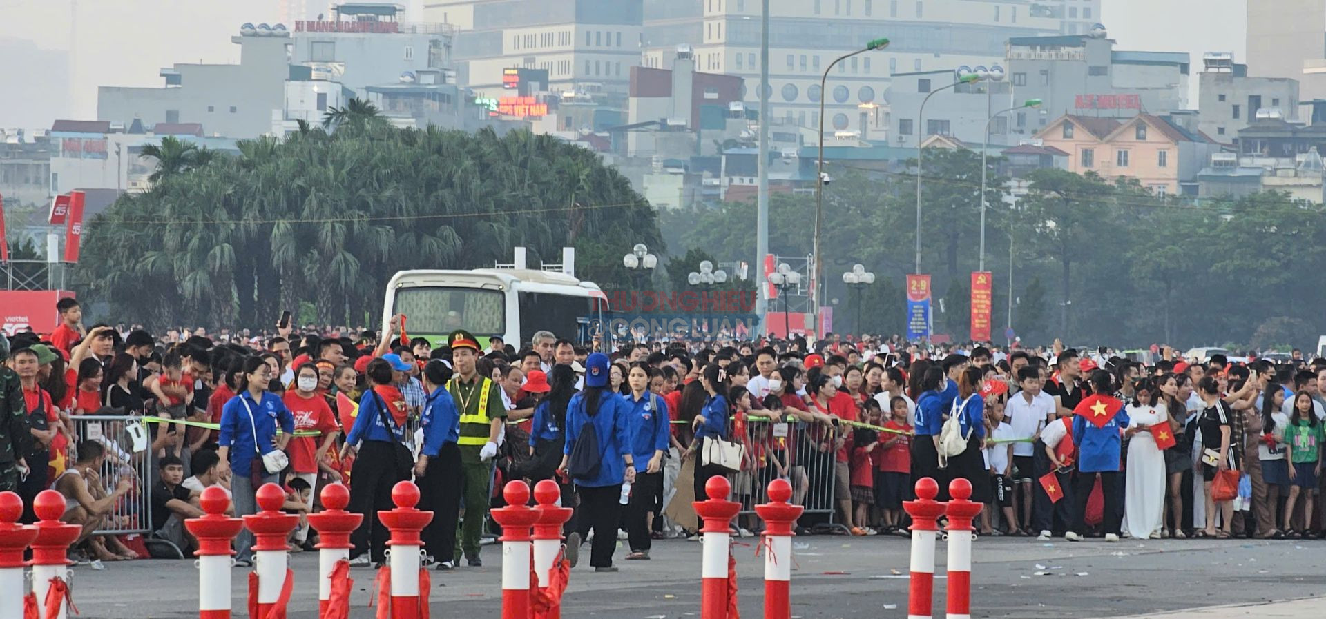Người dân háo hức khi tận mắt chứng kiến dàn pháo lễ chuẩn bị khai hỏa Người dân háo hức khi tận mắt chứng kiến dàn pháo lễ chuẩn bị khai hỏa