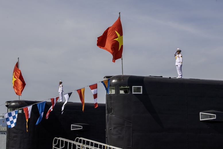 Cán bộ, chiến sĩ thực hiện nghi lễ chào cờ trước khi rời bến làm nhiệm vụ