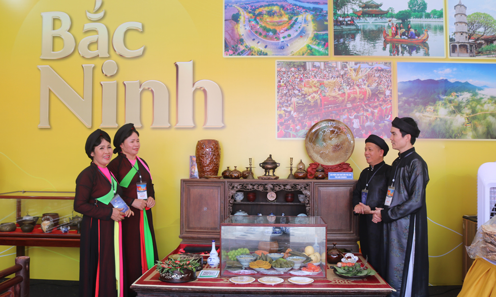 Các nghệ nhân, liền anh, liền chị giới thiệu 