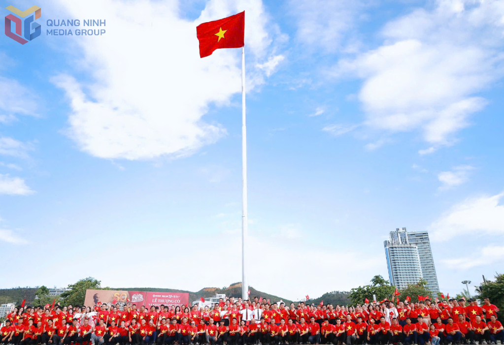 Công trình Cột cờ tại Quảng trường Sun có tổng mức đầu tư gần 400 triệu đồng do Tập đoàn SunGroup đầu tư tài trợ cùng kinh phí vận động của phường Bãi Cháy. Công trình Cột cờ tại Quảng trường Sun có tổng mức đầu tư gần 400 triệu đồng do Tập đoàn SunGroup đầu tư tài trợ cùng kinh phí vận động của phường Bãi Cháy.