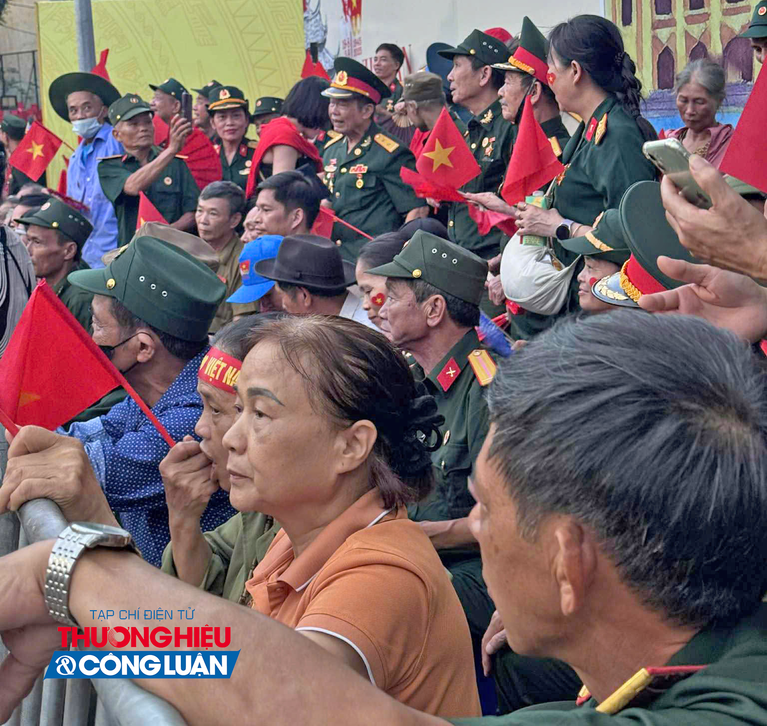 Các cựu chiến binh theo dõi lễ diễu binh tại khu vực ngã tư Nguyễn Thái Học – Tôn Đức Thắng. Các cựu chiến binh theo dõi lễ diễu binh tại khu vực ngã tư Nguyễn Thái Học – Tôn Đức Thắng.