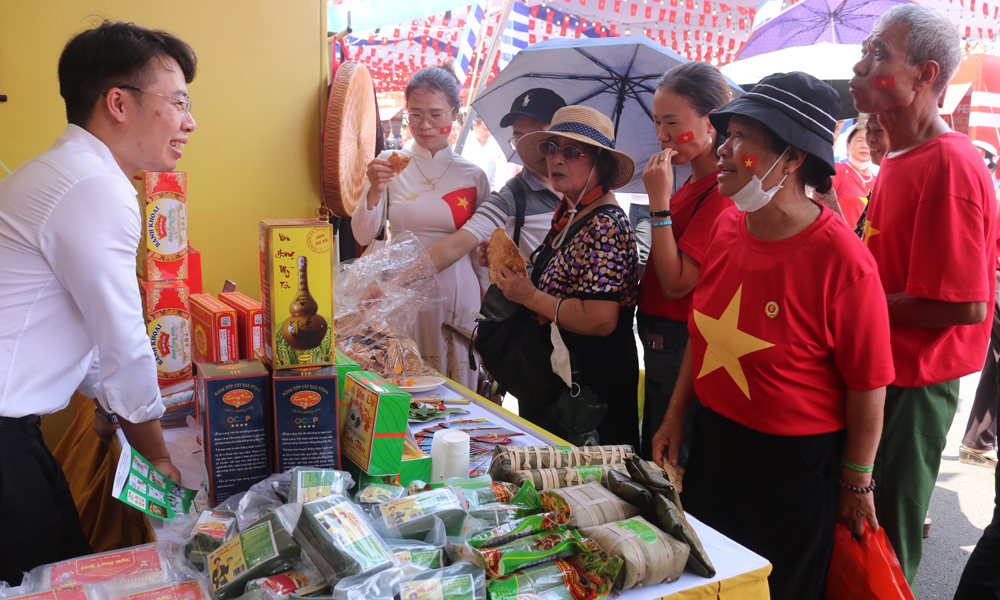 Nhân dân trải nghiệm thưởng thức những đặc sản của miền Kinh Bắc.