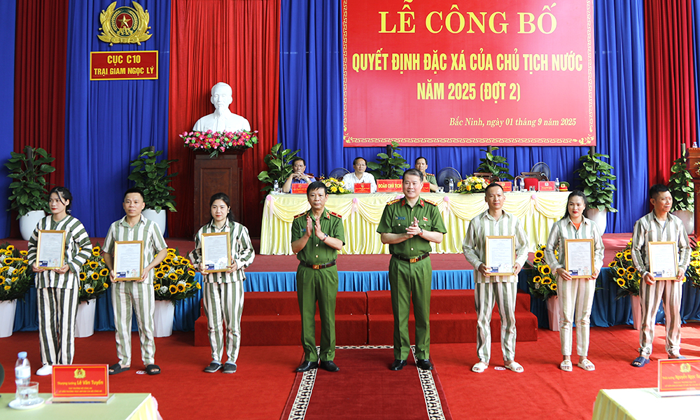 Thiếu tướng Nguyễn Ngọc Tuyến Phó Cục trưởng Cục C10, Ủy viên Ban Chỉ đạo về đặc xá Bộ Công an và lãnh đạo Trại giam Ngọc Lý trao Quyết định đặc xá cho các phạm nhân. Thiếu tướng Nguyễn Ngọc Tuyến Phó Cục trưởng Cục C10, Ủy viên Ban Chỉ đạo về đặc xá Bộ Công an và lãnh đạo Trại giam Ngọc Lý trao Quyết định đặc xá cho các phạm nhân.