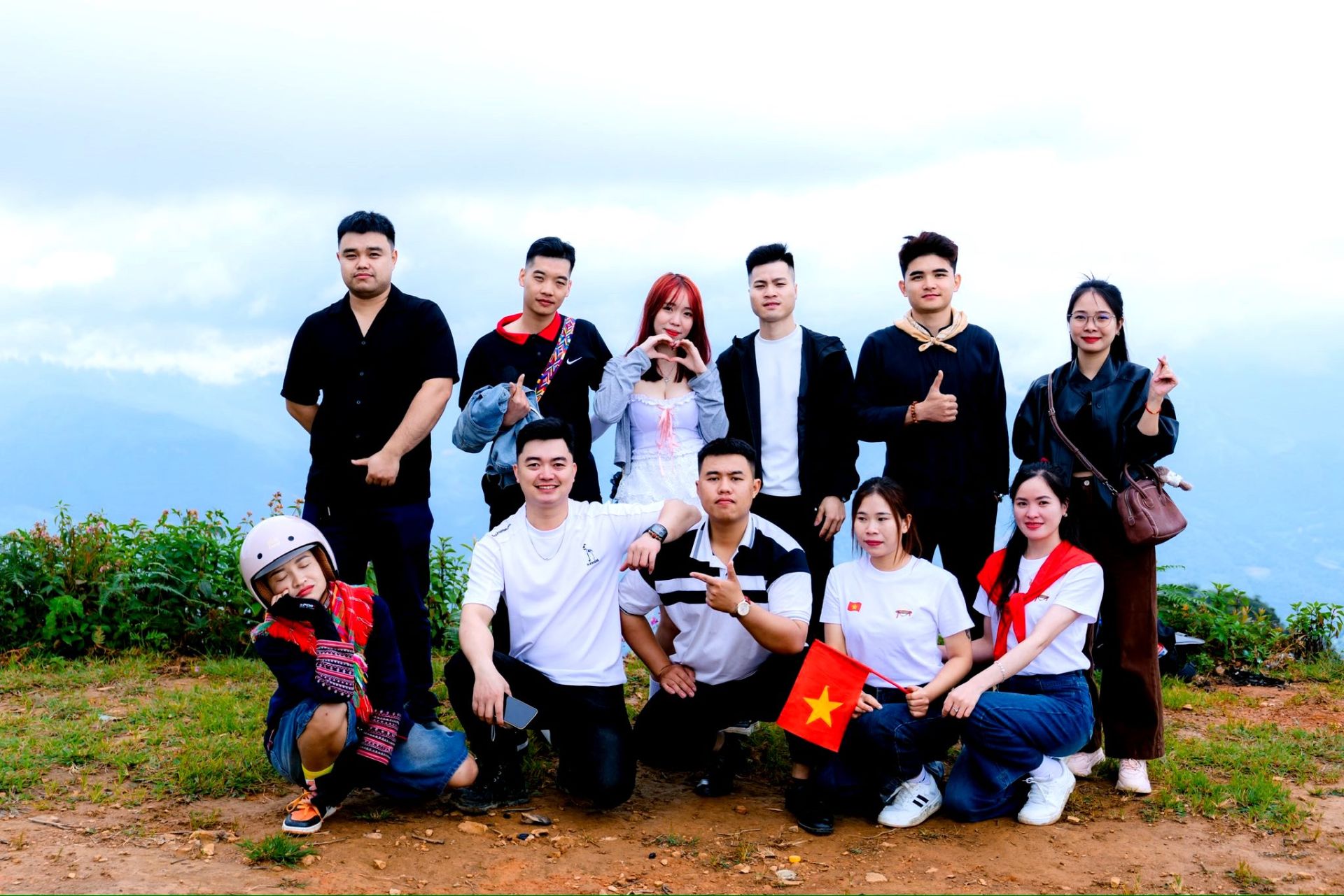 Du khách trẻ ghi lại những tấm hình trên núi cao Y Tý. Du khách trẻ ghi lại những tấm hình trên núi cao Y Tý.