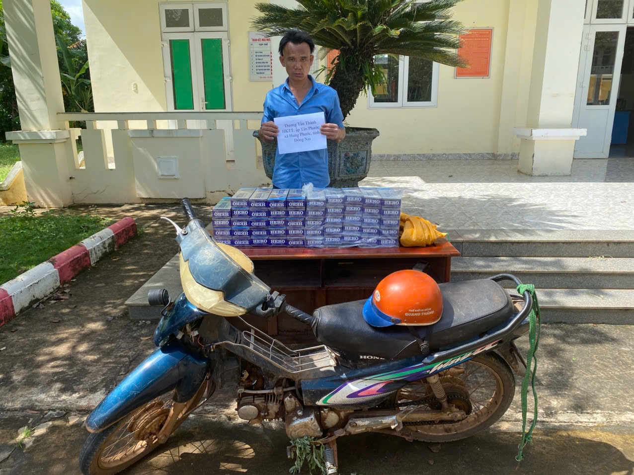 Đối tượng Dương Tấn Thành cùng tang vật.