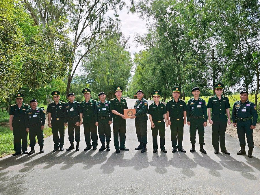 Biên phòng Tây Ninh phối hợp Công an Svây Riêng tăng cường kiểm soát xuất nhập cảnh