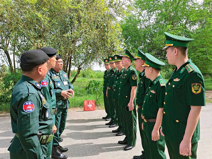 Đồn Biên phòng Cửa khẩu Mỹ Quý Tây, Bộ đội Biên phòng tỉnh Tây Ninh (VN) và Đại tá Sok Mok, Đồn trưởng, Đồn Công an Quản lý xuất, nhập cảnh Cửa khẩu chính Sôm Rông,Ty Công an tỉnh Svây Riêng(CPC) gặp gỡ, trao đổi thông tinh, tình hình tại khu vực cọc dấu Mốc 186.