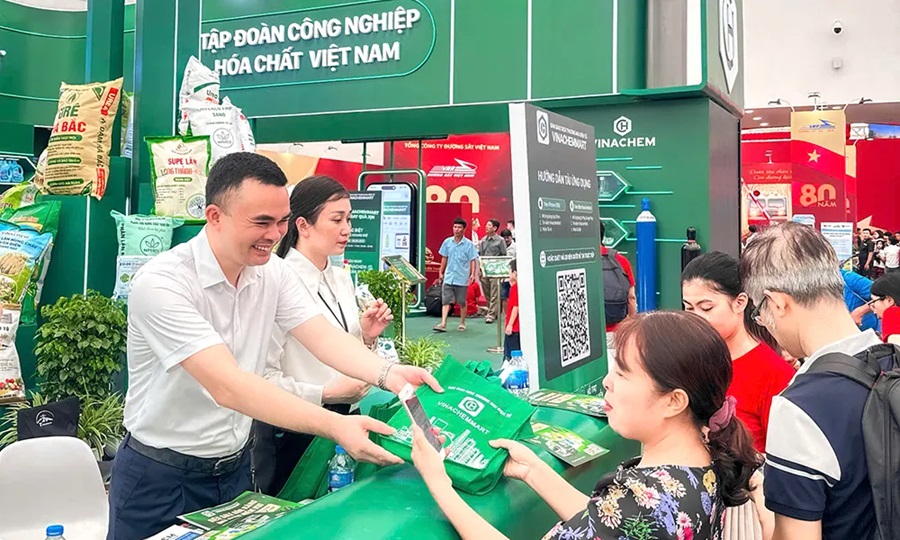 Người tiêu dùng yêu thích sản phẩm của Vinachem tại Triển lãm thành tựu đất nước