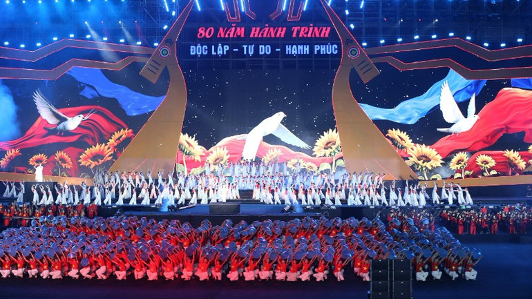 Chương trình mang đến gần 20 tiết mục nghệ thuật được dàn dựng công phu. (Ảnh: TRẦN HUẤN)