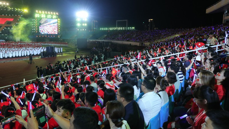 Khoảng 20.000 khán giả có mặt tại Sân vận động quốc gia Mỹ Đình để thưởng thức chương trình. (Ảnh: TRẦN HUẤN)