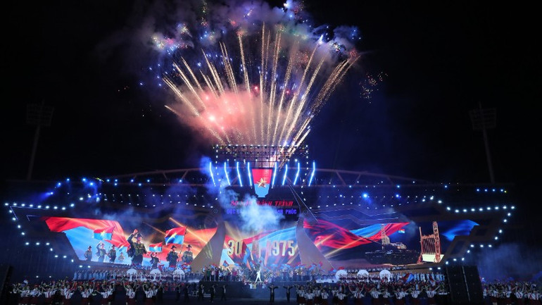 Mỗi tiết mục là một lát cắt cảm xúc kết hợp âm nhạc, vũ đạo, ánh sáng, kỹ xảo, lời bình... (Ảnh: TRẦN HUẤN)