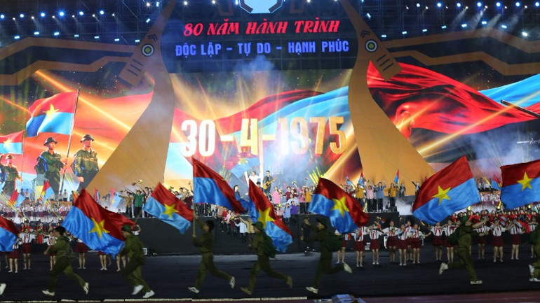 Thông qua sức mạnh của âm nhạc và nghệ thuật, chương trình khơi dậy lòng yêu nước, tinh thần tự hào dân tộc. (Ảnh: TRẦN HUẤN)