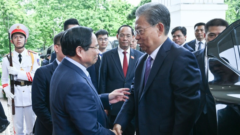 Thủ tướng Phạm Minh Chính đón đồng chí Triệu Lạc Tế tại sảnh Trụ sở Chính phủ. (Ảnh: Trần Hải)