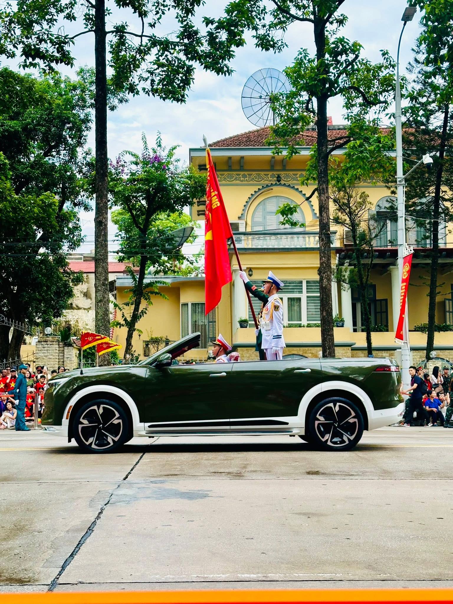 Khối Quân kỳ do đồng chí Thượng tướng Nguyễn Hồng Thái, Ủy viên Trung ương Đảng, Ủy viên Quân ủy Trung ương, Thứ trưởng Bộ Quốc phòng chỉ huy dẫn đầu các khối đại diện cho Quân đội nhân dân Việt Nam anh hùng và Dân quân tự vệ.