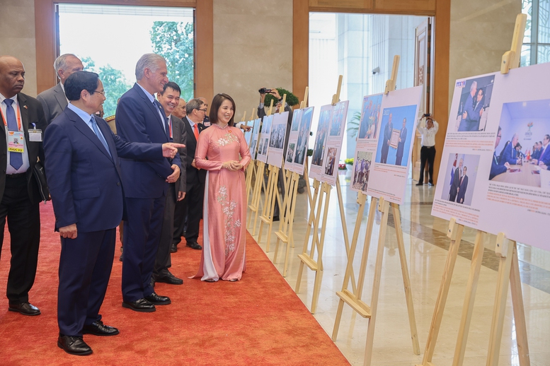 Thủ tướng Chính phủ Phạm Minh Chính và Bí thư Thứ nhất Trung ương Đảng Cộng sản, Chủ tịch nước Cuba Miguel Diaz Canel tham quan trưng bày ảnh về mối quan hệ Việt Nam - Cuba - Ảnh: VGP/Nhật Bắc
