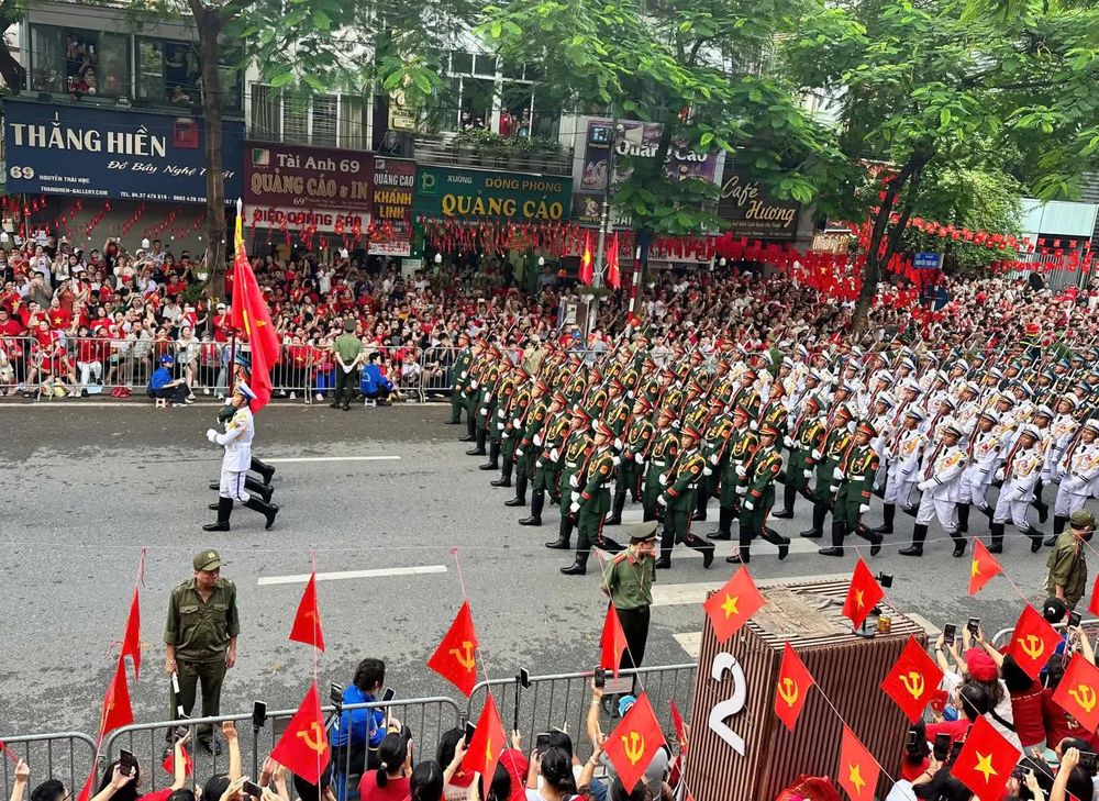 Các khối diễu binh, diễu hành trên đường Nguyễn Thái Học giữa sự chào đón của người dân. (Ảnh: Thanh Hải) Các khối diễu binh, diễu hành trên đường Nguyễn Thái Học giữa sự chào đón của người dân. (Ảnh: Thanh Hải)