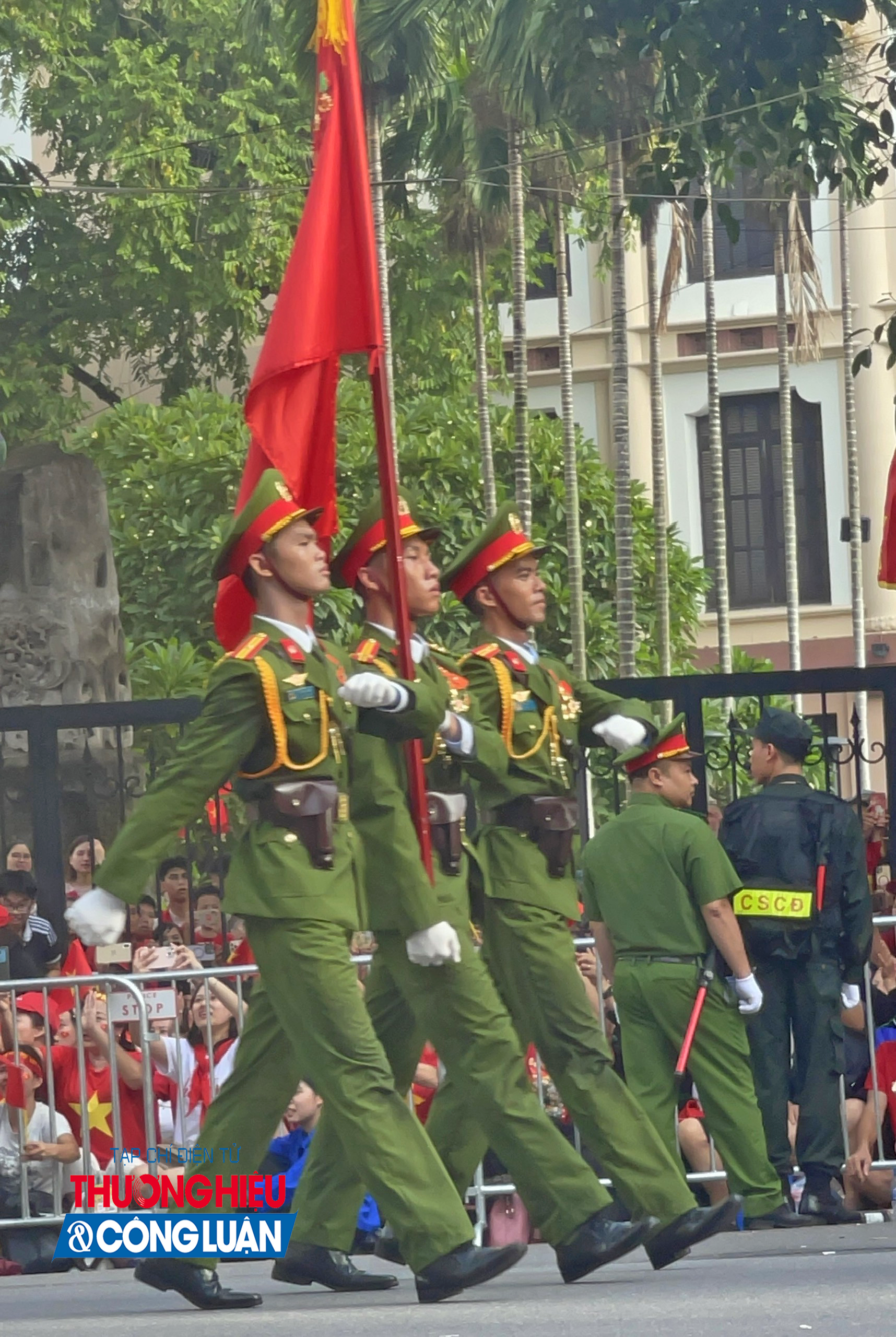 Khối nam sĩ quan Cảnh sát nhân dân mặc quân phục xanh rêu truyền thống, đội mũ kêpi viền đỏ gắn quốc huy, mang găng tay trắng, dây biểu trưng màu vàng và thắt lưng da nâu. Đây là lực lượng đại diện cho sức mạnh chính quy, kỷ luật, tinh nhuệ của Cảnh sát nhân dân, thực thi pháp luật, giữ gìn an ninh trật tự trên phạm vi toàn quốc, góp phần bảo vệ cuộc sống bình yên của nhân dân. Khối nam sĩ quan Cảnh sát nhân dân mặc quân phục xanh rêu truyền thống, đội mũ kêpi viền đỏ gắn quốc huy, mang găng tay trắng, dây biểu trưng màu vàng và thắt lưng da nâu. Đây là lực lượng đại diện cho sức mạnh chính quy, kỷ luật, tinh nhuệ của Cảnh sát nhân dân, thực thi pháp luật, giữ gìn an ninh trật tự trên phạm vi toàn quốc, góp phần bảo vệ cuộc sống bình yên của nhân dân.