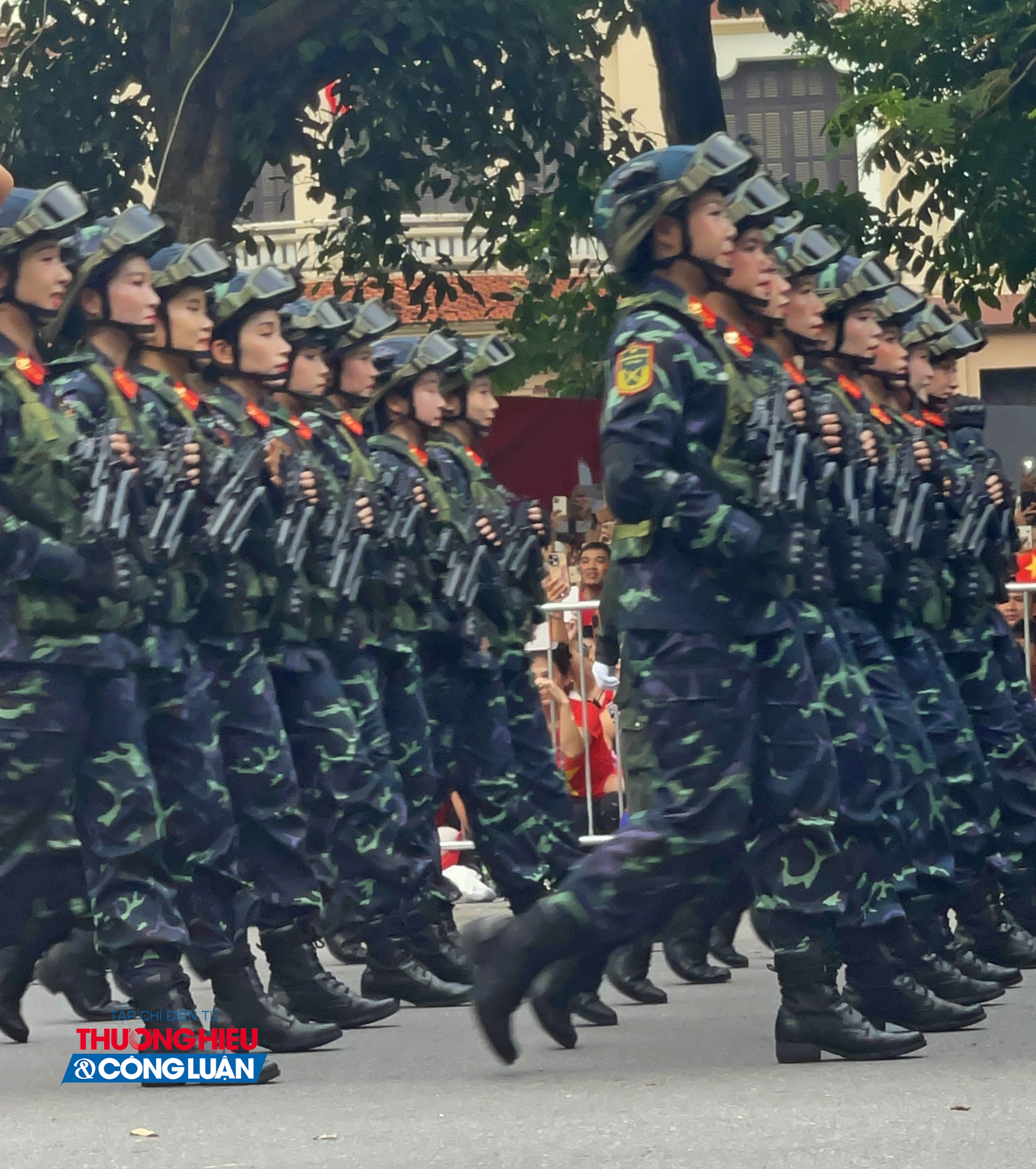 Khối nữ chiến sĩ Biệt động do Quân khu 7 đảm nhiệm, gây ấn tượng mạnh mẽ trong đội hình diễu binh. Điểm đặc biệt là các nữ quân nhân mang theo nhiều vũ khí và trang bị hiện đại, gồm súng tiểu liên, mũ chống đạn tích hợp thiết bị quang học - điện tử, hệ thống thông tin liên lạc và áo giáp chống đạn, thể hiện sức mạnh và sự tinh nhuệ của lực lượng. Khối nữ chiến sĩ Biệt động do Quân khu 7 đảm nhiệm, gây ấn tượng mạnh mẽ trong đội hình diễu binh. Điểm đặc biệt là các nữ quân nhân mang theo nhiều vũ khí và trang bị hiện đại, gồm súng tiểu liên, mũ chống đạn tích hợp thiết bị quang học - điện tử, hệ thống thông tin liên lạc và áo giáp chống đạn, thể hiện sức mạnh và sự tinh nhuệ của lực lượng.