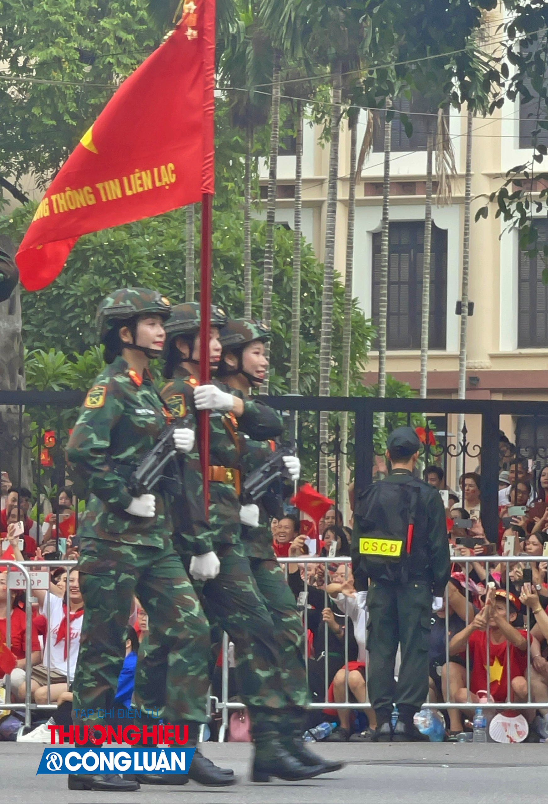 Khối nữ chiến sĩ Thông tin là lực lượng tiêu biểu của Binh chủng Thông tin Liên lạc, đảm bảo sự chỉ huy, điều hành thông suốt trong mọi tình huống, kể cả trên chiến trường ác liệt. Trên đường diễu binh, các nữ chiến sĩ khoác trên mình quân phục chỉnh tề, mang giày cao cổ, đội mũ chống đạn, máy thông tin. Khối nữ chiến sĩ Thông tin là lực lượng tiêu biểu của Binh chủng Thông tin Liên lạc, đảm bảo sự chỉ huy, điều hành thông suốt trong mọi tình huống, kể cả trên chiến trường ác liệt. Trên đường diễu binh, các nữ chiến sĩ khoác trên mình quân phục chỉnh tề, mang giày cao cổ, đội mũ chống đạn, máy thông tin.