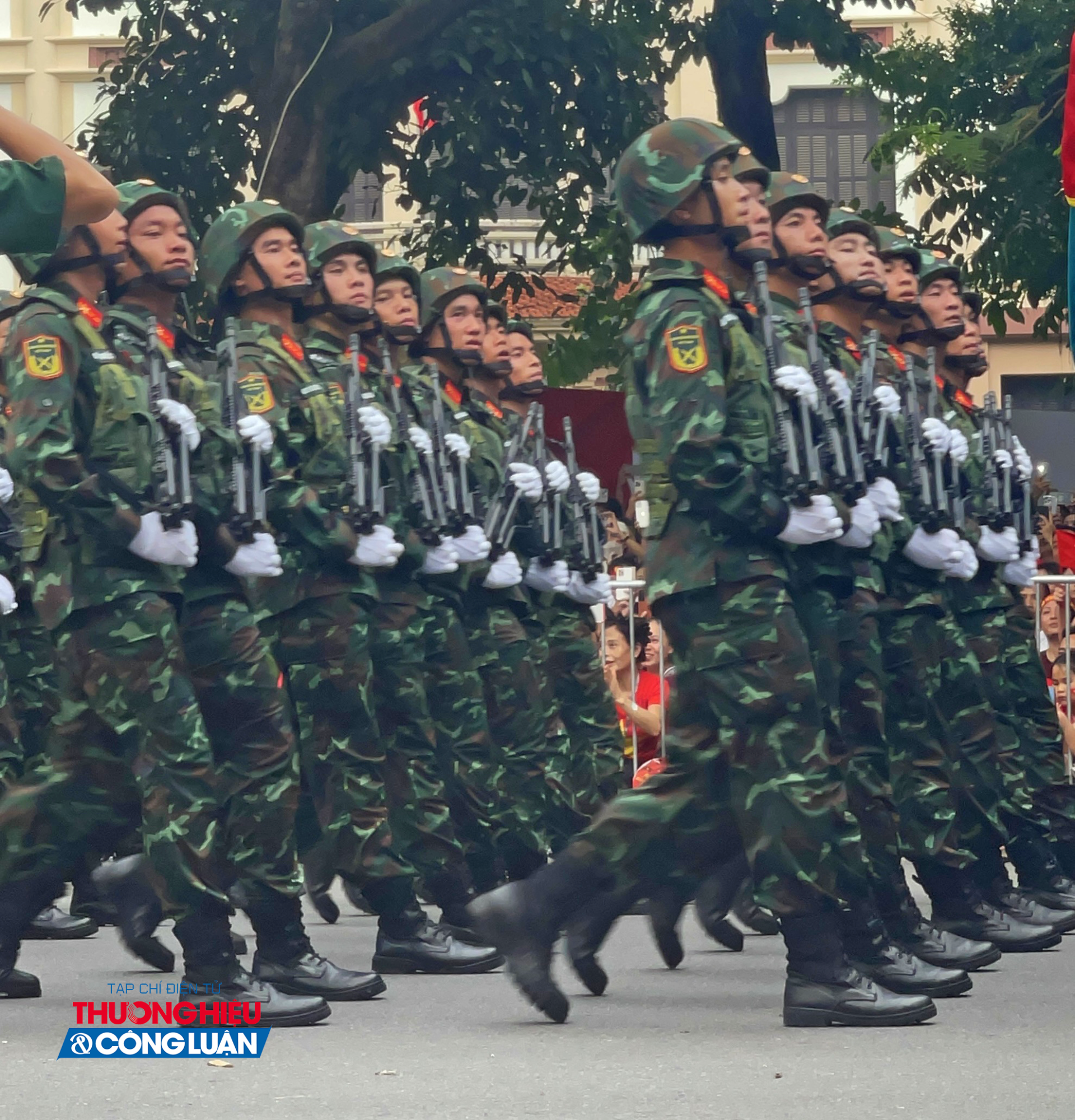 Khối Tác chiến điện tử gồm những người lính thuộc Quân đoàn 34, là lực lượng chuyên trách trong việc chế áp, gây nhiễu, trinh sát điện tử. Đây là “lá chắn vô hình” làm tê liệt hệ thống chỉ huy, thông tin, radar và vũ khí công nghệ cao của đối phương, góp phần bảo đảm ưu thế trên không gian mạng và chiến trường hiện đại. Khối Tác chiến điện tử gồm những người lính thuộc Quân đoàn 34, là lực lượng chuyên trách trong việc chế áp, gây nhiễu, trinh sát điện tử. Đây là “lá chắn vô hình” làm tê liệt hệ thống chỉ huy, thông tin, radar và vũ khí công nghệ cao của đối phương, góp phần bảo đảm ưu thế trên không gian mạng và chiến trường hiện đại.