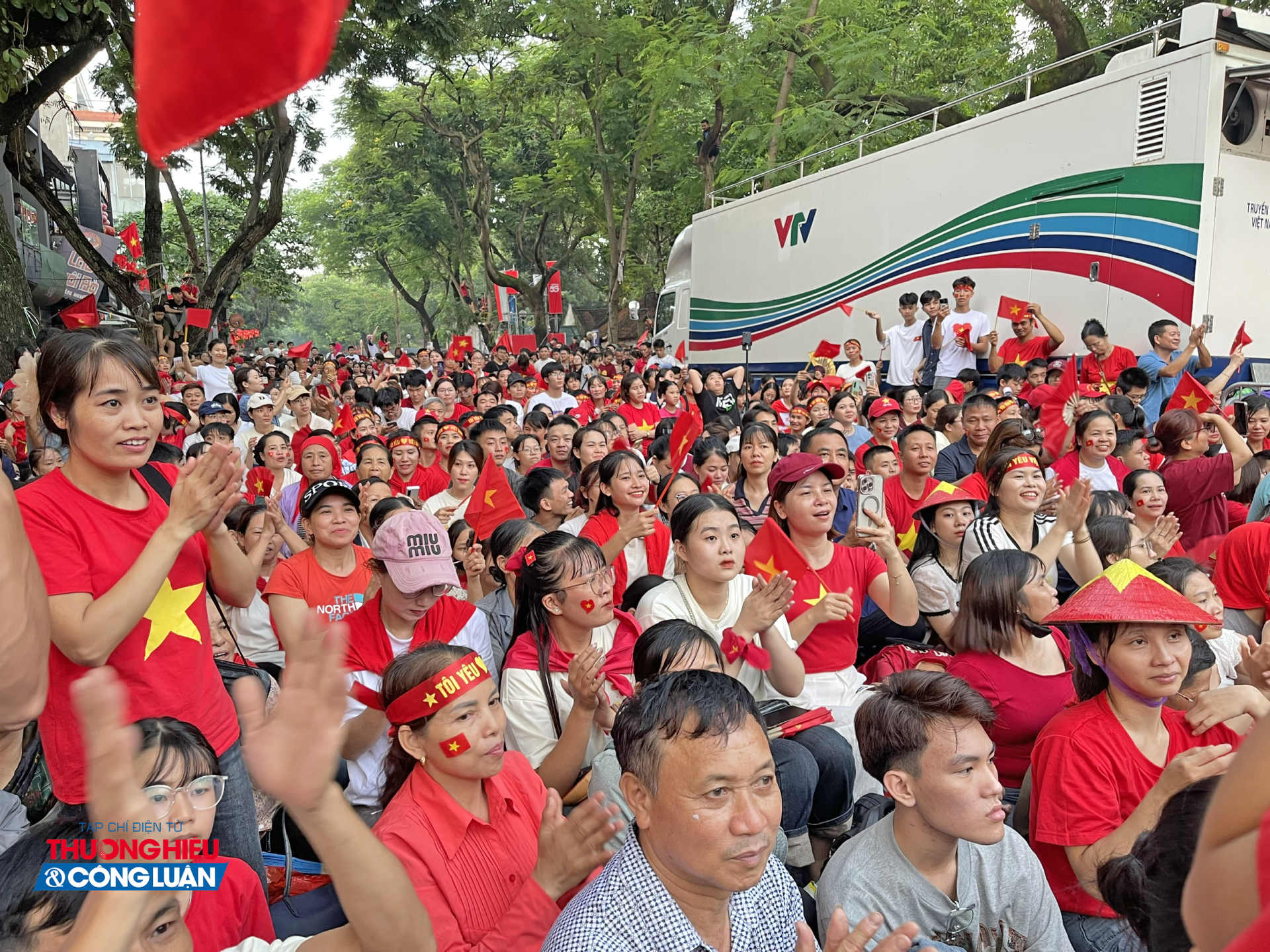 Khu vực ngã tư Văn Miếu - Cao Bá Quát (Hà Nội) hàng nghìn người dân đến xem Lễ kỷ niệm A80. (Ảnh: Thanh An) Khu vực ngã tư Văn Miếu - Cao Bá Quát (Hà Nội) hàng nghìn người dân đến xem Lễ kỷ niệm A80. (Ảnh: Thanh An)