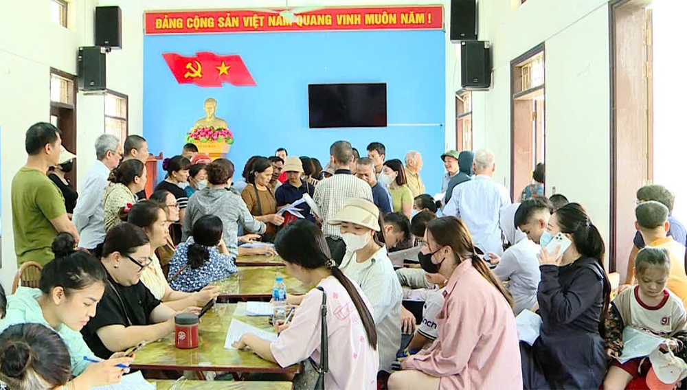 Đông đảo bà con tổ dân phố Thị Chung, phường Kinh Bắc đến nhận quà tại nhà văn hóa.