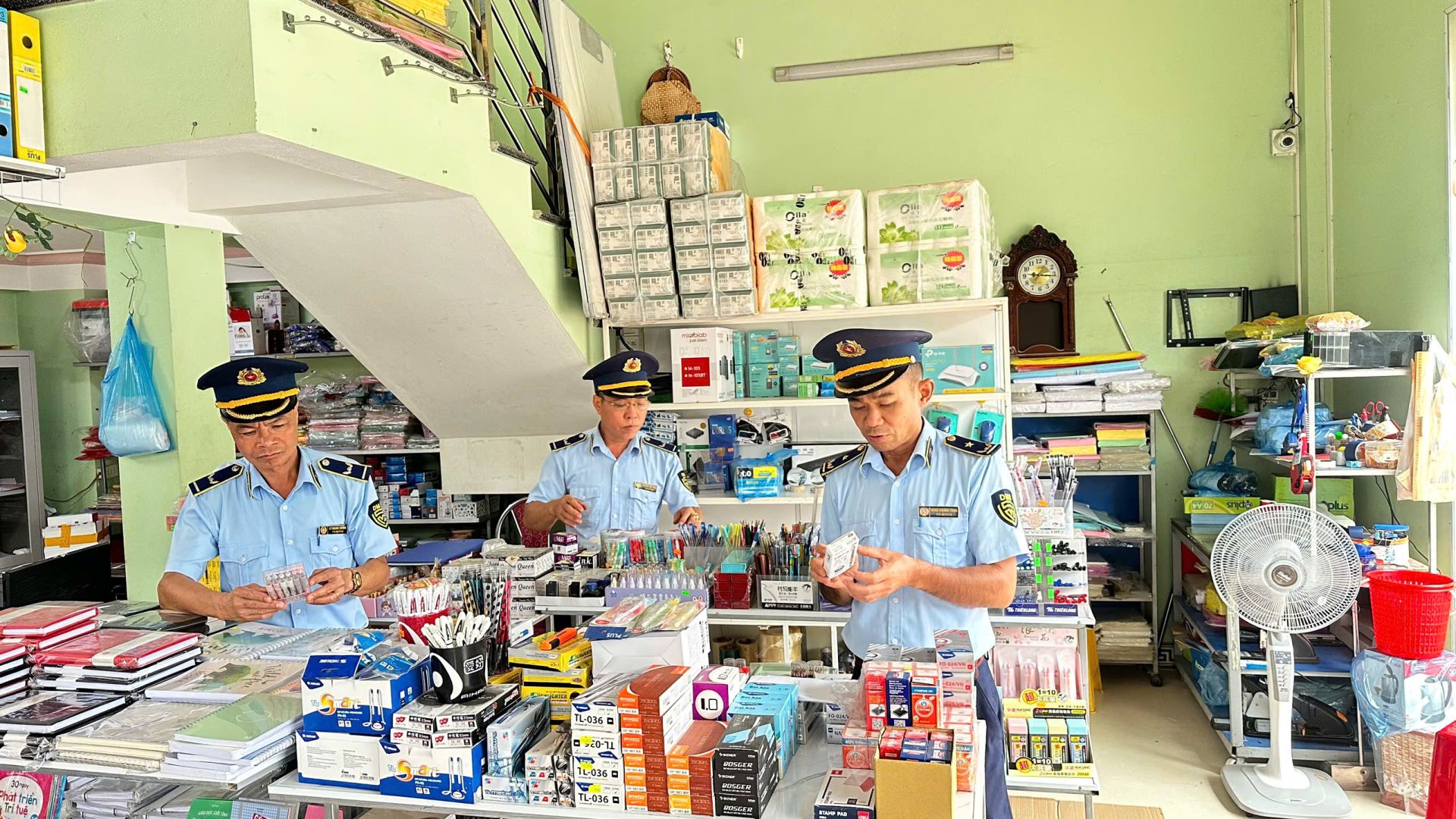 Lực lượng Quản lý thị trường Lạng Sơn kiểm tra hàng hóa Lực lượng Quản lý thị trường Lạng Sơn kiểm tra hàng hóa