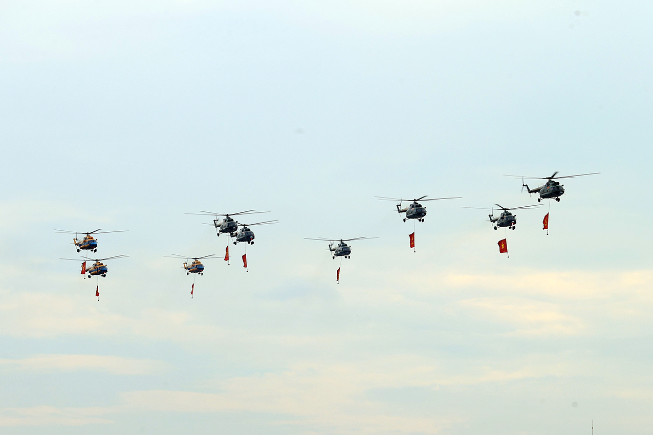 Dẫn đầu là biên đội trực thăng Mi-171, Mi-17, Mi-8, mang cờ Tổ quốc, cờ Đảng tung bay trên Quảng trường Ba Đình lịch sử, biểu tượng cho sức mạnh đại đoàn kết, niềm tự hào của Đảng và dân tộc, thể hiện bản lĩnh, trí tuệ, khát vọng xây dựng đất nước cất cánh, vươn cao trong kỷ nguyên mới Dẫn đầu là biên đội trực thăng Mi-171, Mi-17, Mi-8, mang cờ Tổ quốc, cờ Đảng tung bay trên Quảng trường Ba Đình lịch sử, biểu tượng cho sức mạnh đại đoàn kết, niềm tự hào của Đảng và dân tộc, thể hiện bản lĩnh, trí tuệ, khát vọng xây dựng đất nước cất cánh, vươn cao trong kỷ nguyên mới