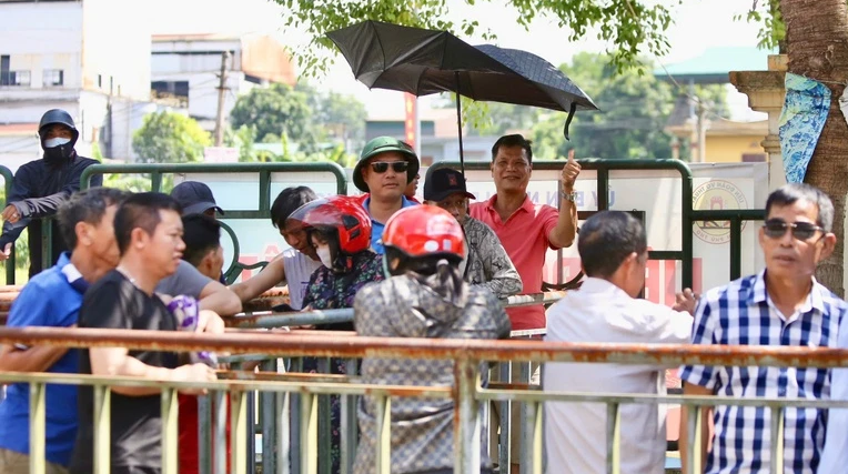 Người hâm mộ xếp hàng mua vé xem U23 Việt Nam. Người hâm mộ xếp hàng mua vé xem U23 Việt Nam.