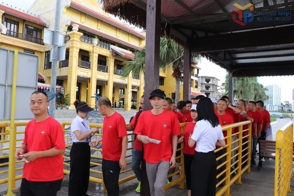 Khách du lịch qua cảng đi tham quan Vịnh Hạ Long.