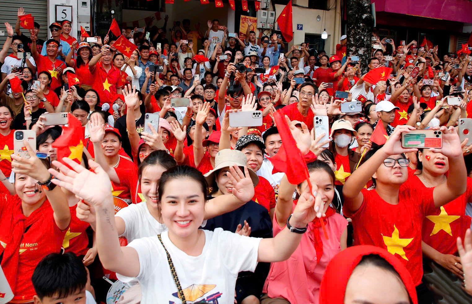 Người dân ghi lại những khoảnh khắc đẹp. (Ảnh: Viết Thành) Người dân ghi lại những khoảnh khắc đẹp. (Ảnh: Viết Thành)