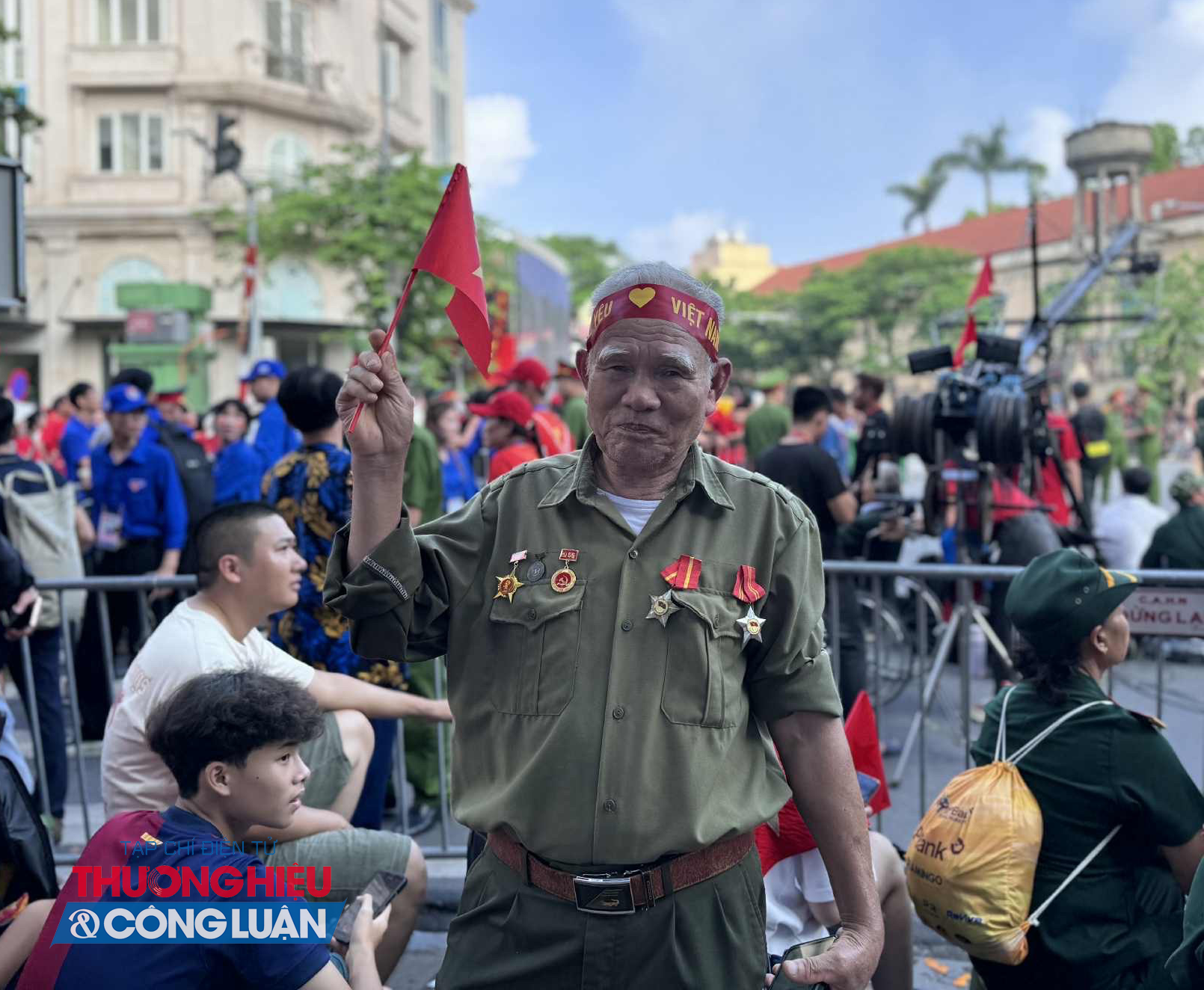 Bác Nguyễn Đình Duyên, 82 tuổi, cựu chiến binh đến từ Hải Phòng, đã có mặt tại Hà Nội từ ngày 1/9 để tham dự và trực tiếp chứng kiến khoảnh khắc trọng đại của lễ diễu binh, diễu hành A80. (Ảnh: Giang Nguyễn) Bác Nguyễn Đình Duyên, 82 tuổi, cựu chiến binh đến từ Hải Phòng, đã có mặt tại Hà Nội từ ngày 1/9 để tham dự và trực tiếp chứng kiến khoảnh khắc trọng đại của lễ diễu binh, diễu hành A80. (Ảnh: Giang Nguyễn)