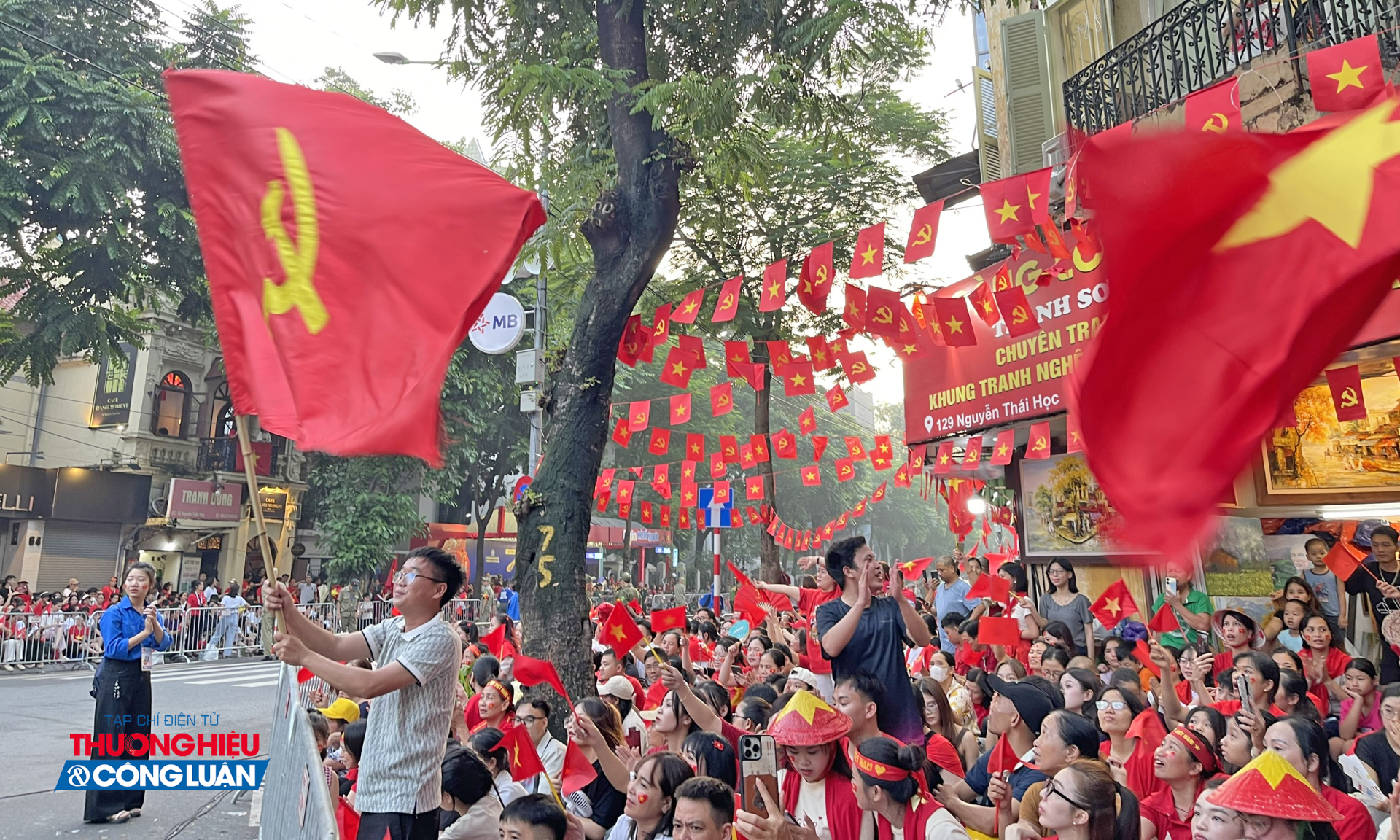 Trước giờ diễn ra Lễ kỷ niệm A80, tuyến phố Nguyễn Thái Học rợp sắc cờ đỏ sao vàng, tạo nên khung cảnh rực rỡ và đầy khí thế. (Ảnh: Thanh An) Trước giờ diễn ra Lễ kỷ niệm A80, tuyến phố Nguyễn Thái Học rợp sắc cờ đỏ sao vàng, tạo nên khung cảnh rực rỡ và đầy khí thế. (Ảnh: Thanh An)