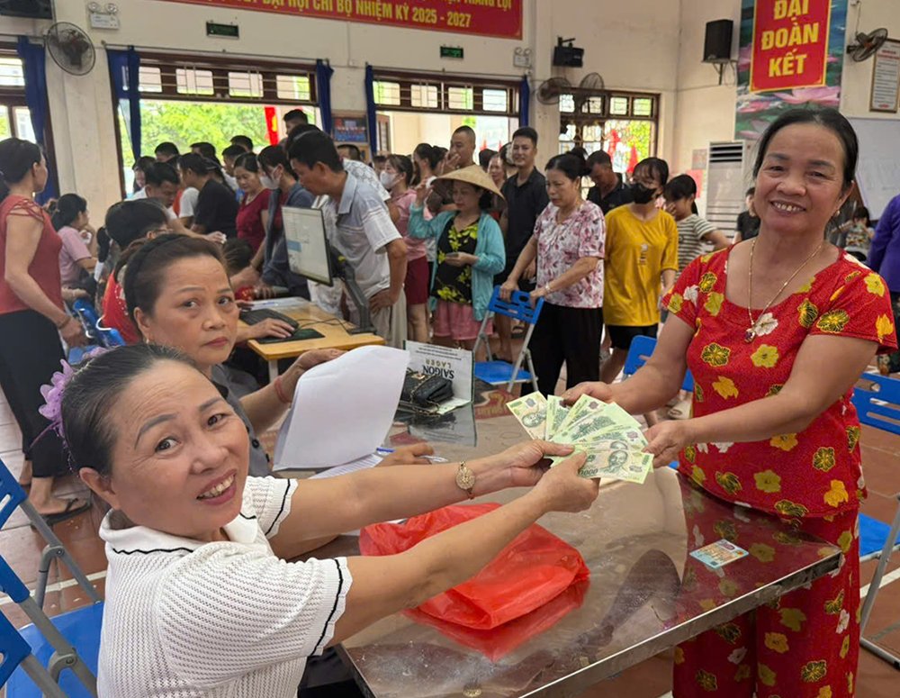 Người dân thôn Đoài, xã Đại Đồng phấn khởi nhận quà Tết Độc lập.
