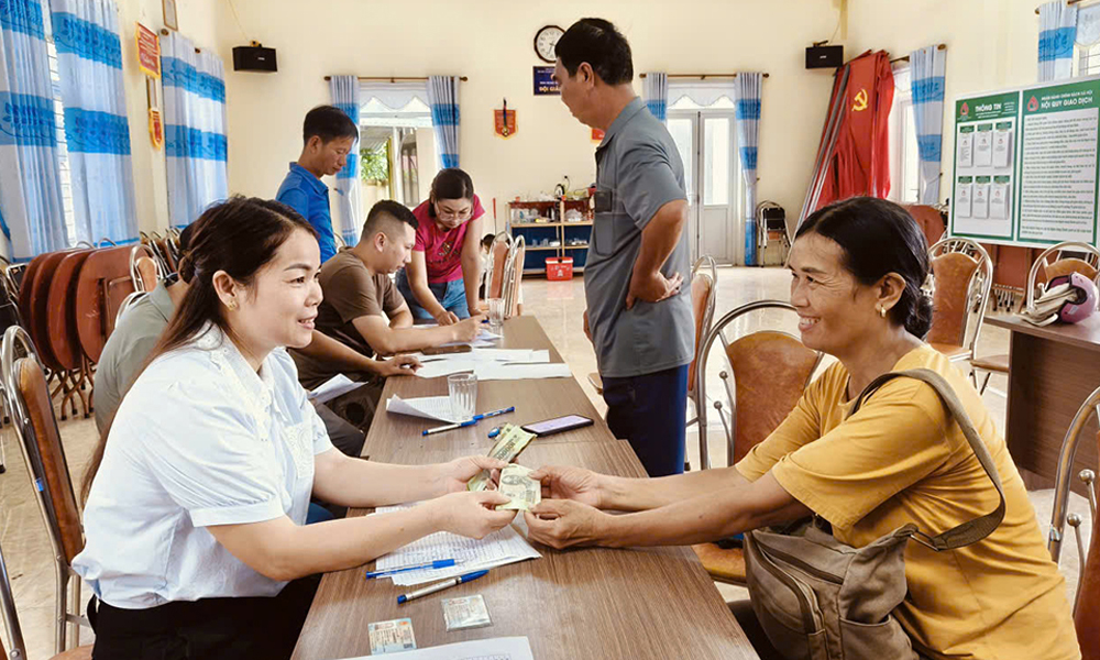 Người dân thôn Thượng 2, xã Sơn Động phấn khởi nhận quà Tết Độc lập.