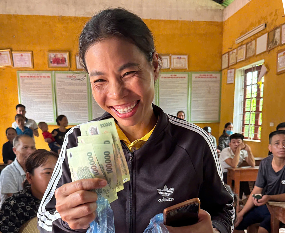 Niềm vui của người dân thôn Xé Khuyên, xã Biên Sơn khi nhận quà.