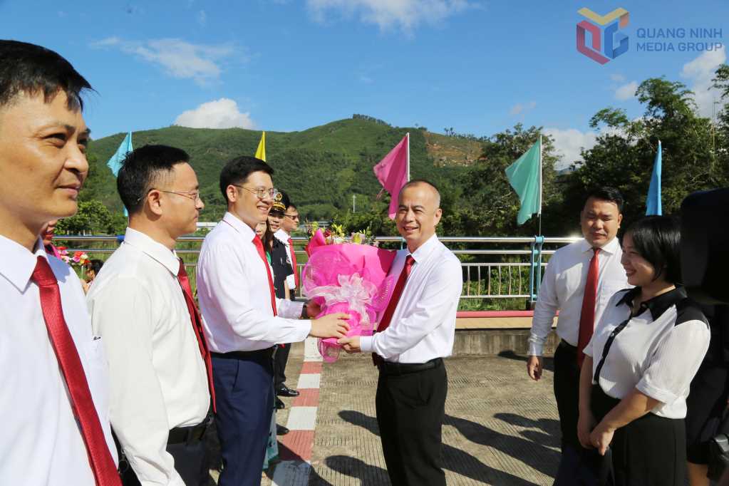 Lãnh đạo xã Hoành Mô tiếp Đoàn đại biểu khu Phòng Thành, TP Phòng Thành Cảng, Khu tự trị dân tộc Choang Quảng Tây (Trung Quốc) sang thăm và chúc mừng xã Hoành Mô nhân kỷ niệm 80 năm Quốc khánh nước Cộng hòa XHCN Việt Nam (2/9/1945 - 2/9/2025).