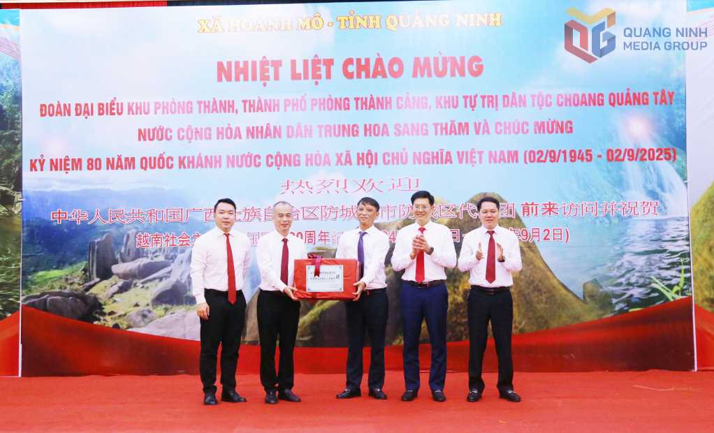 Lãnh đạo khu Phòng Thành, TP Phòng Thành Cảng, Khu tự trị dân tộc Choang Quảng Tây (Trung Quốc) tặng quà chúc mừng xã Hoành Mô nhân kỷ niệm 80 năm Quốc khánh nước Cộng hòa XHCN Việt Nam (2/9/1945 - 2/9/2025).