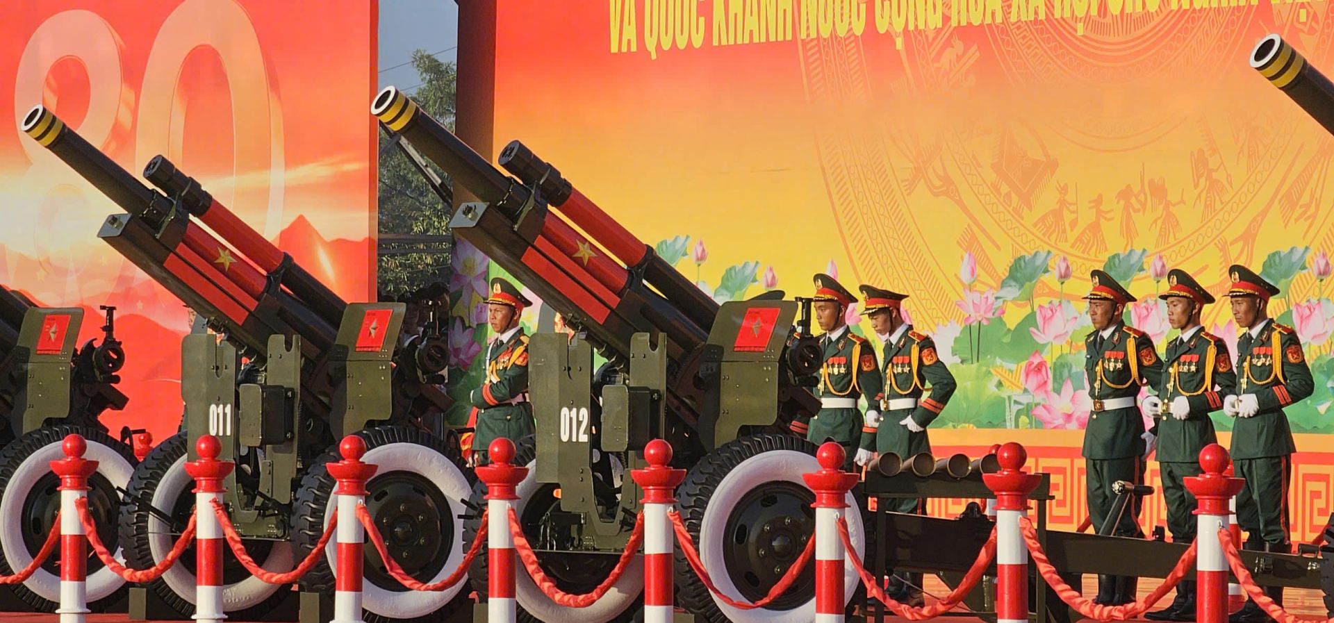 Biển người tập trung quanh Sân vận động Mỹ Đình để được chứng kiến màn khai hỏa của dàn pháo lễ