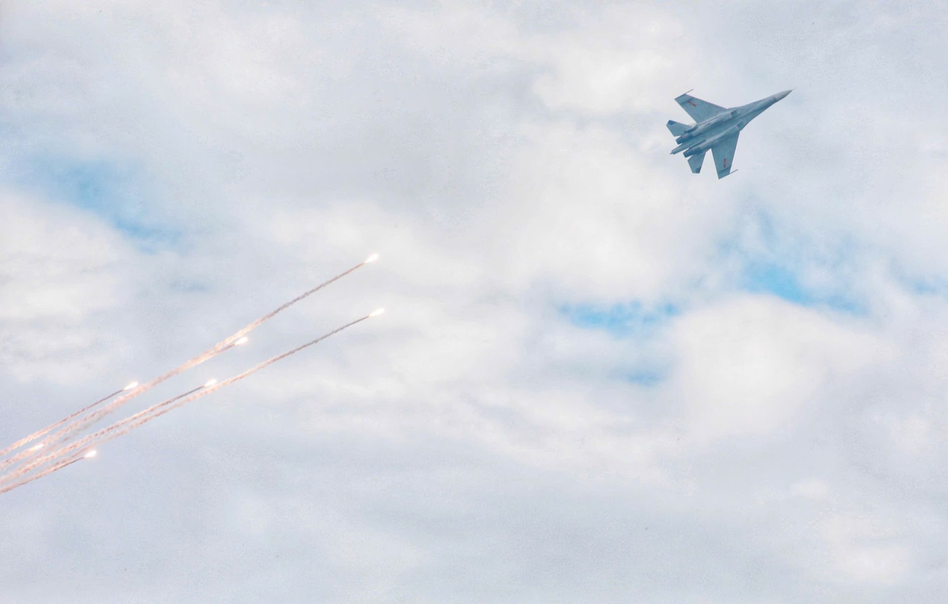 Đội hình tiêm kích SU-30MK2 xé gió, gầm rít vang dội, tiến vào bầu trời Hà Nội, tạo nên khung cảnh hào hùng, khẳng định sức mạnh và niềm tự hào của Không quân nhân dân Việt Nam Đội hình tiêm kích SU-30MK2 xé gió, gầm rít vang dội, tiến vào bầu trời Hà Nội, tạo nên khung cảnh hào hùng, khẳng định sức mạnh và niềm tự hào của Không quân nhân dân Việt Nam