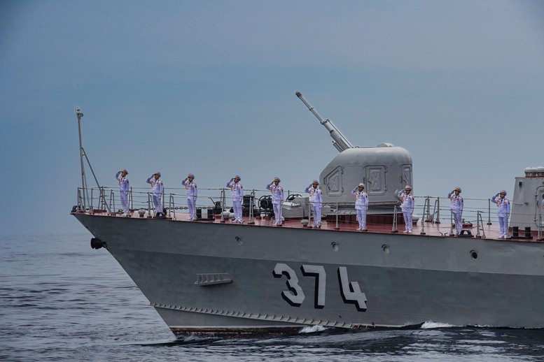 Tàu tên lửa bắn nhanh rời bến làm nhiệm vụ
