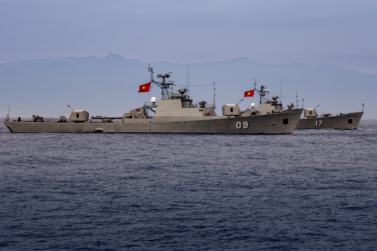 Biên đội tàu hộ vệ chống ngầm lớp 159 làm nhiệm vụ