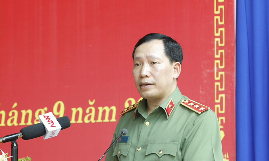 Thượng tướng Lê Văn Tuyến - Thứ trưởng Bộ Công an, Ủy viên Thường trực Hội đồng thành viên đặc xá Bộ Công an phát biểu tại buổi lễ. Thượng tướng Lê Văn Tuyến - Thứ trưởng Bộ Công an, Ủy viên Thường trực Hội đồng thành viên đặc xá Bộ Công an phát biểu tại buổi lễ.