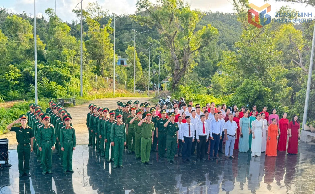 Nghi lễ Thượng cờ Tổ quốc tại khuôn viên cột cờ Tổ quốc trên đảo Thanh Lân. Nghi lễ Thượng cờ Tổ quốc tại khuôn viên cột cờ Tổ quốc trên đảo Thanh Lân.