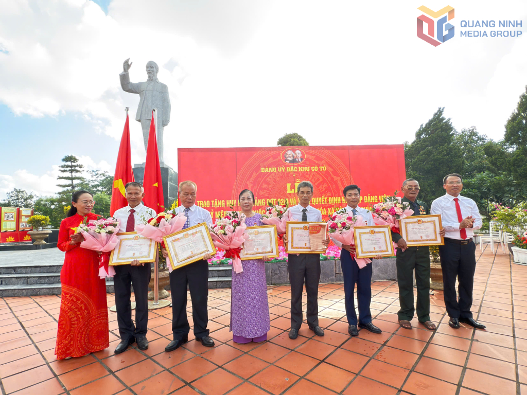 Lãnh đạo Đặc khu Cô Tô trao tặng Huy hiệu Đảng cho các đảng viên. Lãnh đạo Đặc khu Cô Tô trao tặng Huy hiệu Đảng cho các đảng viên.