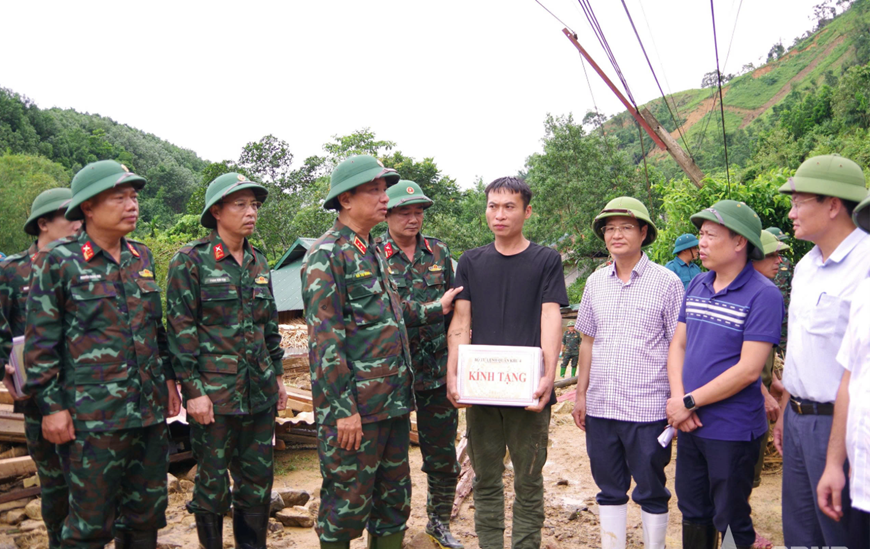 Trung tướng Hà Thọ Bình, Tư lệnh Quân khu 4 động viên nhân dân xã Yên Nhân, tỉnh Thanh Hóa. Ảnh: XUÂN HÙNG