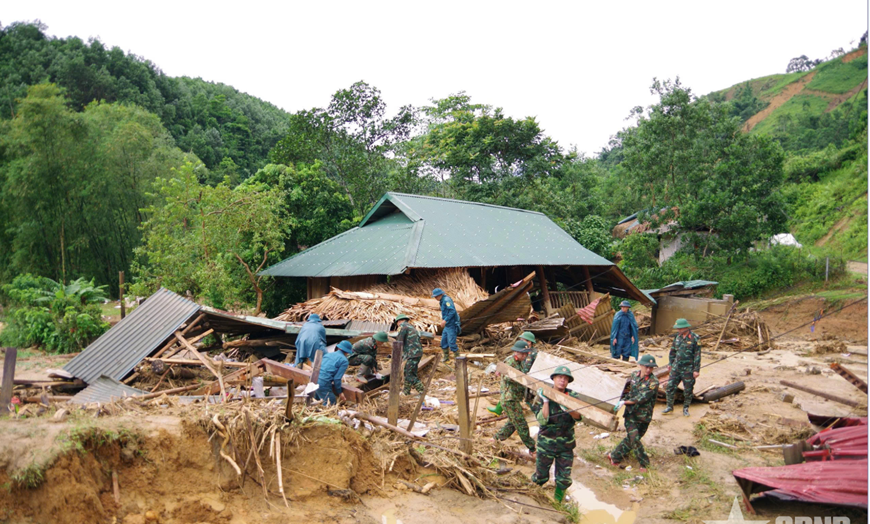 Lực lượng vũ trang tỉnh Thanh Hóa nỗ lực giúp đỡ nhân dân vùng lũ