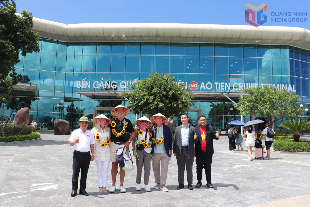 Đoàn được chào đón nồng hậu tại Bến cảng quốc tế Ao Tiên.