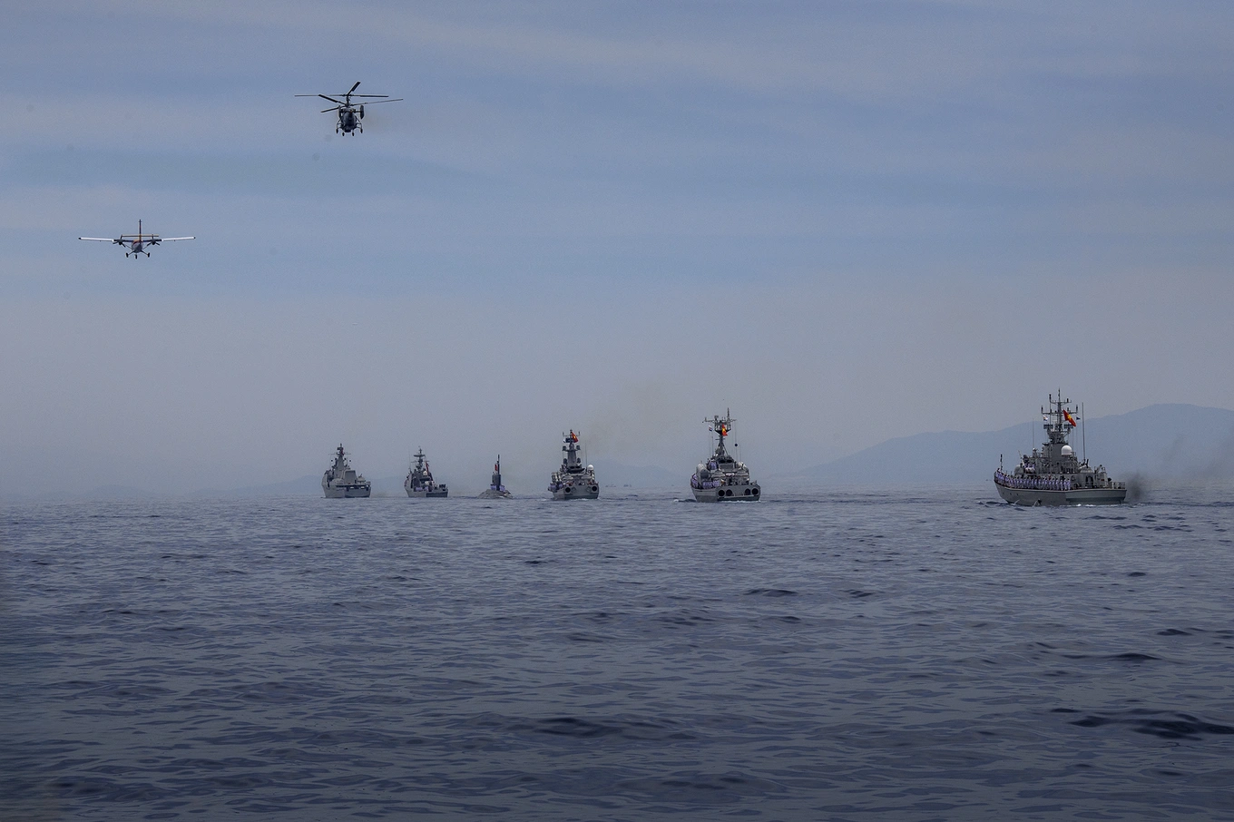 Biên đội máy bay DHC6 và trực thăng săn ngầm Ka28 cùng các biên đội tàu tên lửa tham gia diễu binh trên biển Biên đội máy bay DHC6 và trực thăng săn ngầm Ka28 cùng các biên đội tàu tên lửa tham gia diễu binh trên biển