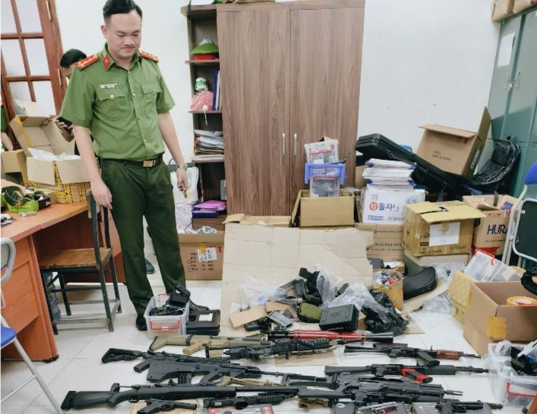 Tại thời điểm, kiểm tra Công an TP. Hà Nội phát hiện số lượng lớn súng bắn đạn nhựa, bi sắt. Ảnh: Công an TP. Hà Nội Tại thời điểm, kiểm tra Công an TP. Hà Nội phát hiện số lượng lớn súng bắn đạn nhựa, bi sắt. Ảnh: Công an TP. Hà Nội